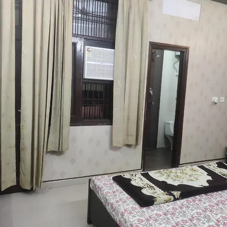 Shri Achyutam Villa - Offering Best Value In Vrindavan Exterior photo