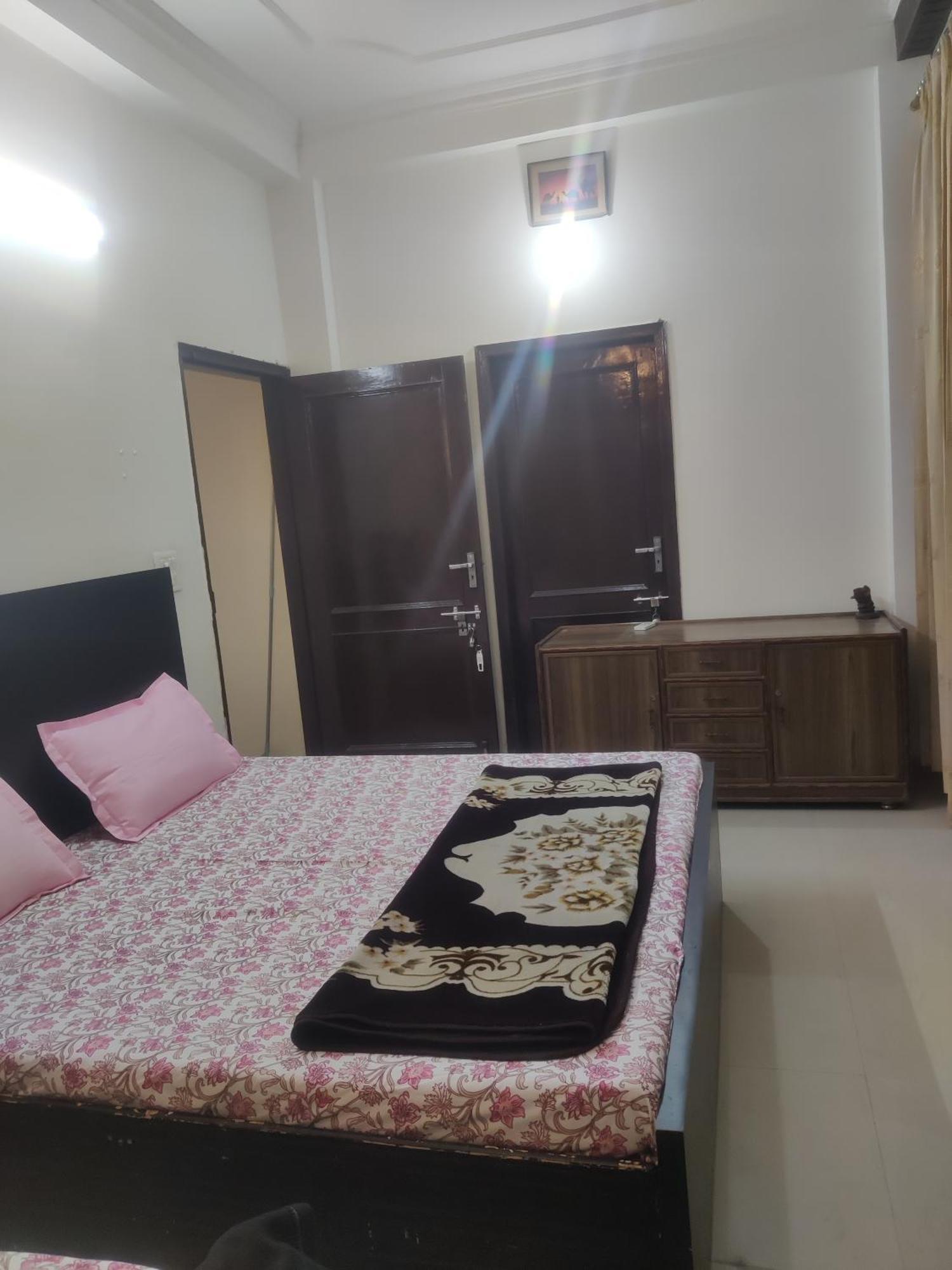 Shri Achyutam - Offering Value In Homestay Vrindavan